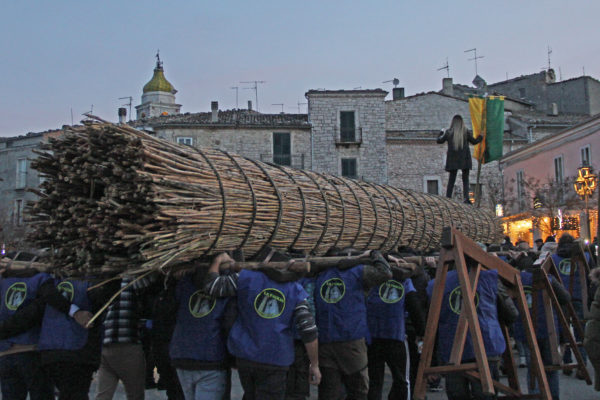 Faglia di Oratino: notte di Natale riscaldata dal fuoco