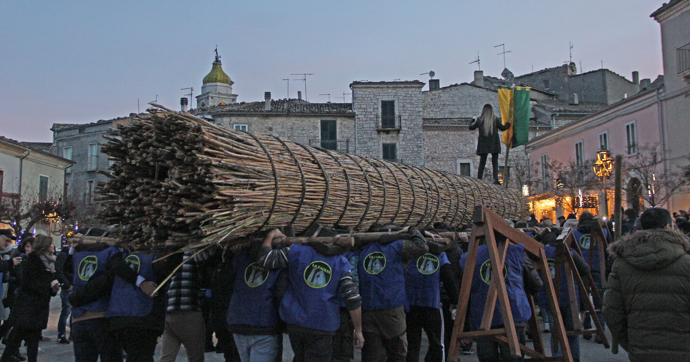 Faglia di Oratino: notte di Natale riscaldata dal fuoco