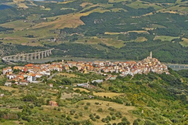 Guardialfiera, il borgo di Francesco Jovine affacciato sul lago