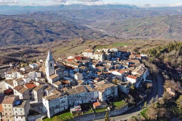 Montagano, storia e panorami con contorno di pomodori