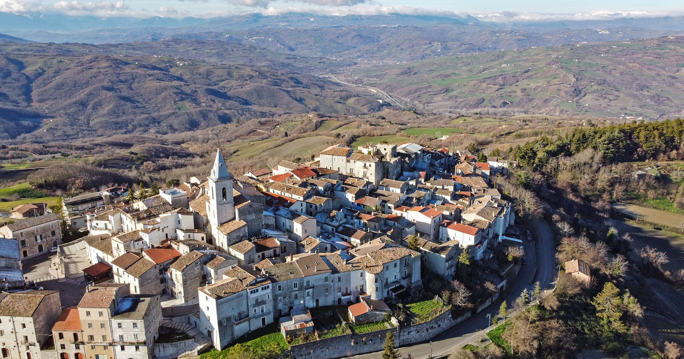 Montagano, storia e panorami con contorno di pomodori